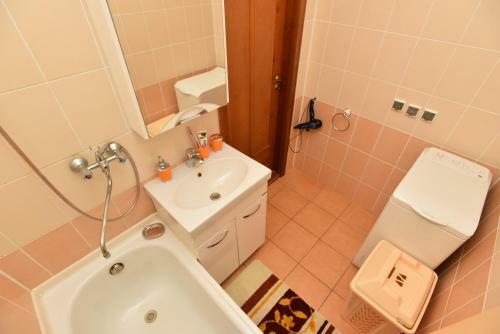 Apartment Domashny Uyut Na Malysheva 4b