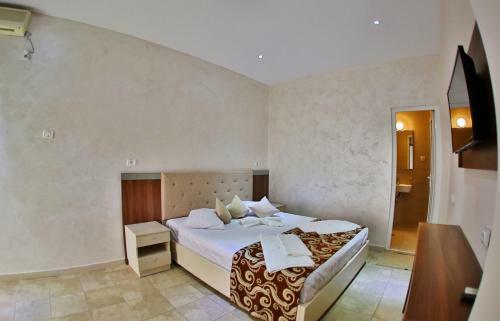 Jijo's Hotel