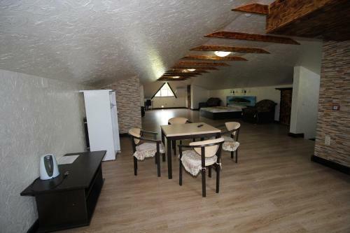 Hostal U Oksani Guest House