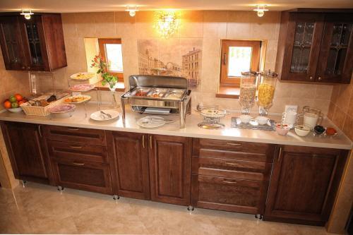 Hostal Dinastiya Guest House
