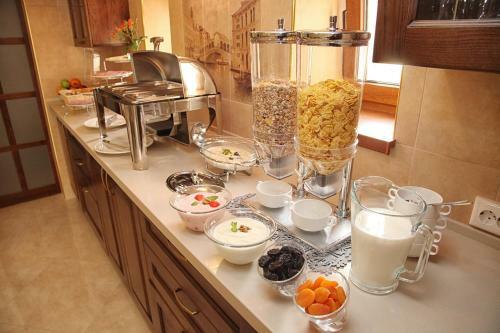 Hostal Dinastiya Guest House