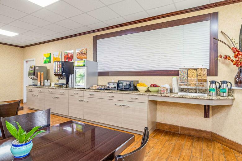Hotel Quality Inn & Suites