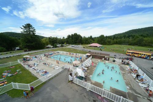 Lake George Escape 28 Ft. Cabin 9