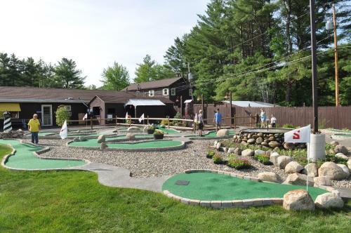Lake George Escape 28 Ft. Cabin 10