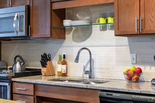 Elm Street Apartment By Stay Alfred