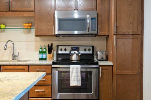 Elm Street Apartment By Stay Alfred