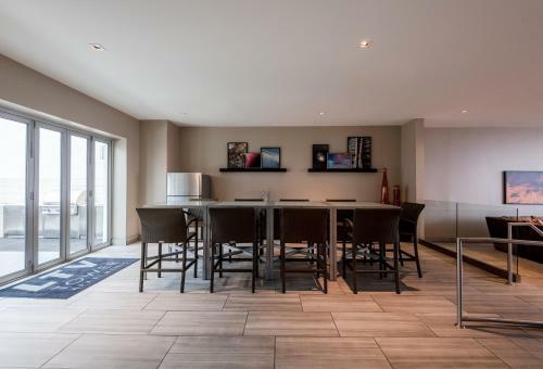Elm Street Apartment By Stay Alfred