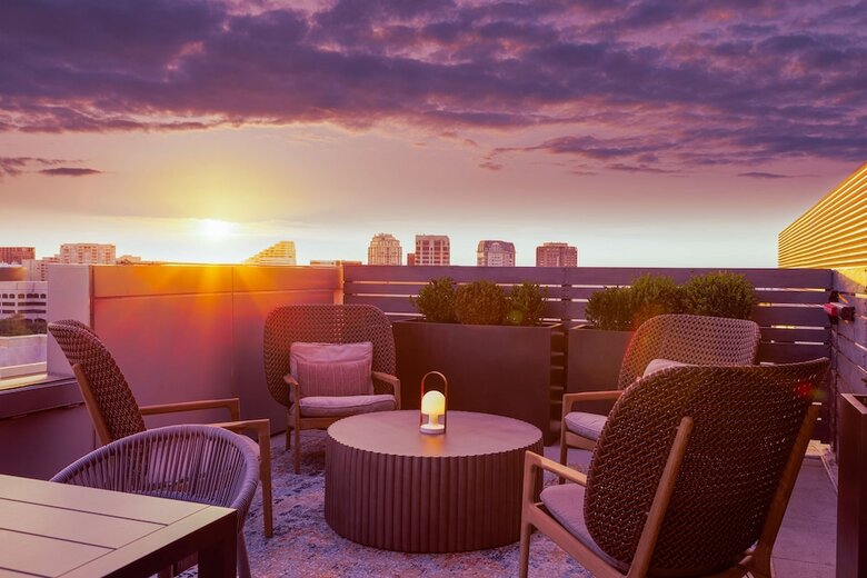 Hotel Canopy By Hilton Dallas Uptown