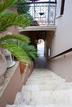 Residencia Faros Suites