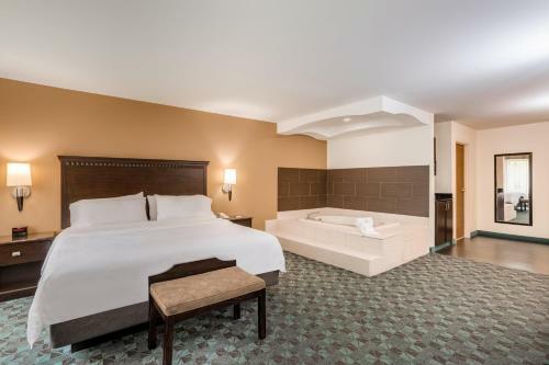 Holiday Inn Express Hotel & Suites Canton