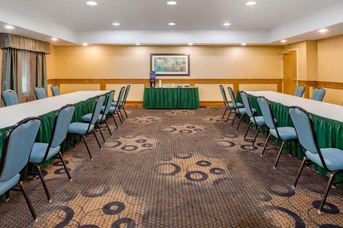 Holiday Inn Express Hotel & Suites Canton