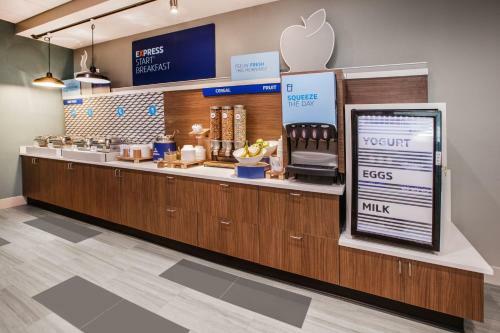 Holiday Inn Express Hotel & Suites Canton
