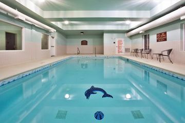 Holiday Inn Express Hotel & Suite