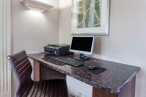 Hotel Days Inn & Suites By Wyndham Roseville/detroit