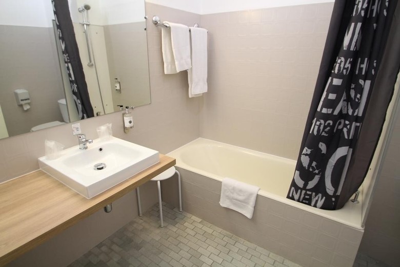 Hostal Adonis Lyon Est Artys H�tel