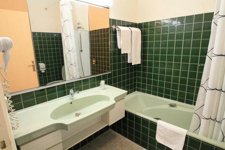 Hostal Adonis Lyon Est Artys H�tel