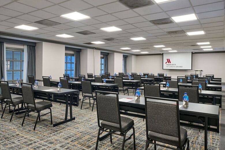Renaissance St. Louis Grand & Suites Hotel
