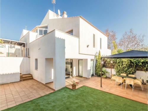 Three-bedroom Holiday Home In Calafell