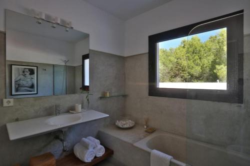 Cala Tarida Villa Sleeps 8 Pool Wifi