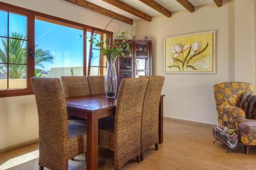 Costa Teguise Villa Sleeps 9 Pool Air Con Wifi