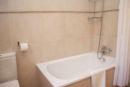 Cubelles Villa Sleeps 8 Pool Wifi