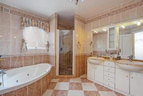 Riviera Del Sol Villa Sleeps 6 Air Con Wifi