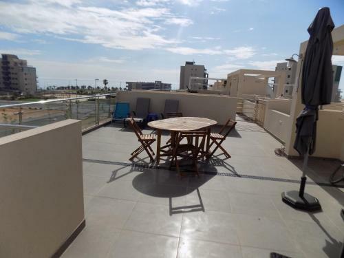 Top Floor Apartment By The Sea