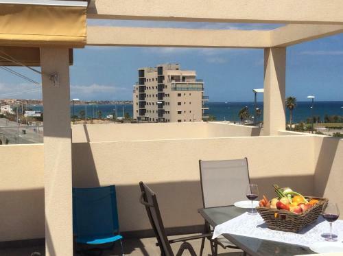 Top Floor Apartment By The Sea