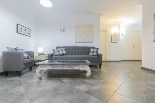 Central Square Apartment "with Sea Views"