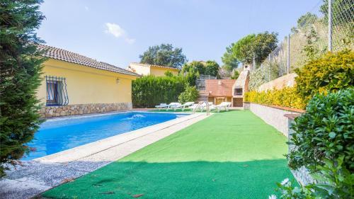Lloret De Mar Villa Sleeps 9