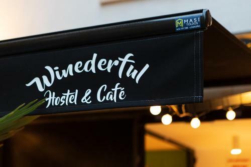 Winederful Hostel & Caf�