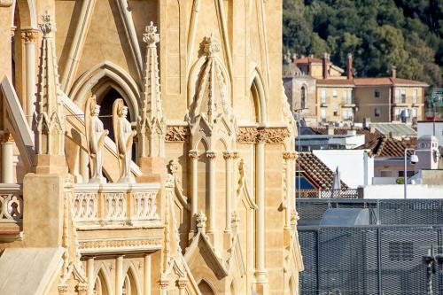 Three-bedroom Apartment With Terrace Lion