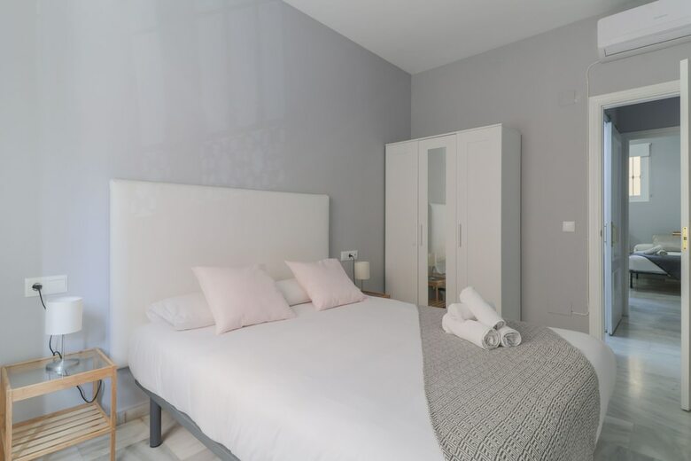 Bright And Quiet Apartment By Town
