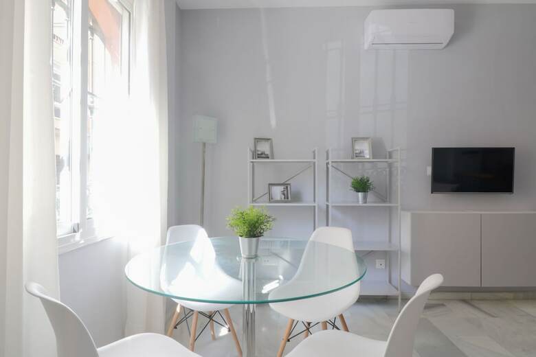 Bright And Quiet Apartment By Town