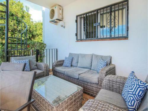 Six-bedroom Holiday Home In Manilva