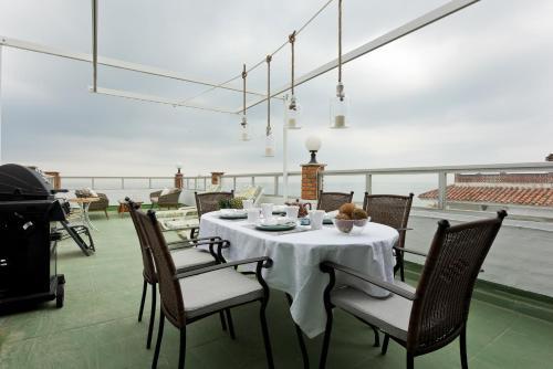 Stylish Apartment Over Balcon De Europa