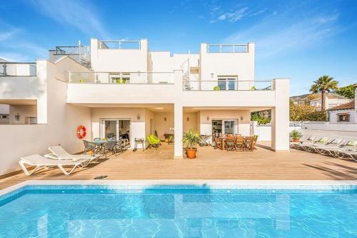 Nerja Villa Sleeps 14 Pool Air Con Wifi