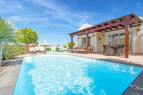 Playa Blanca Villa Sleeps 8 Pool Air Con Wifi