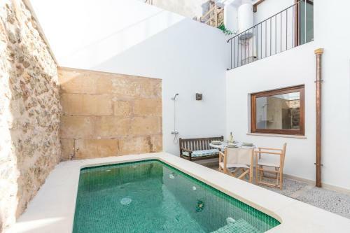 Townhouse On The Rocks