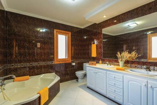 Port D'addaia Villa Sleeps 8 Air Con Wifi