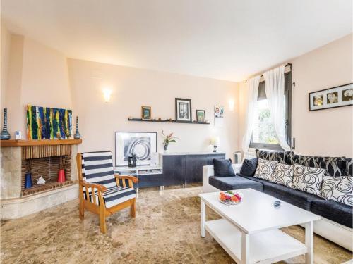 Five-bedroom Holiday Home In Roda De Bera