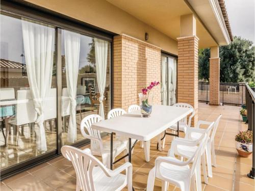 Five-bedroom Holiday Home In Roda De Bera
