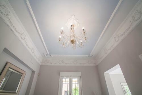 10 Bdr Chalet; Maria Luisa Park