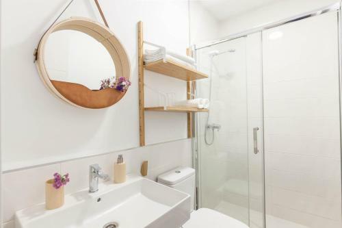 Modern And Spacious Apartment. Private Patio