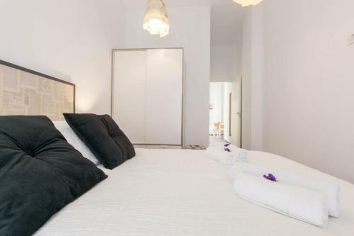 Modern And Spacious Apartment. Private Patio