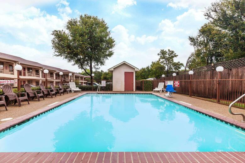 Hotel Super 8 Arlington East