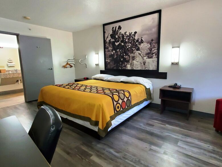 Hotel Super 8 Arlington East