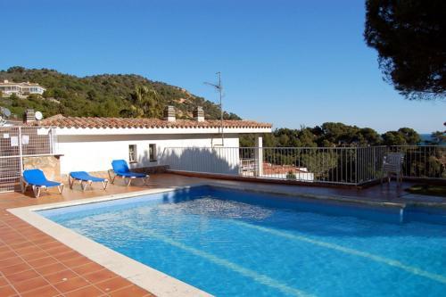 Blanca Paloma - Holiday House
