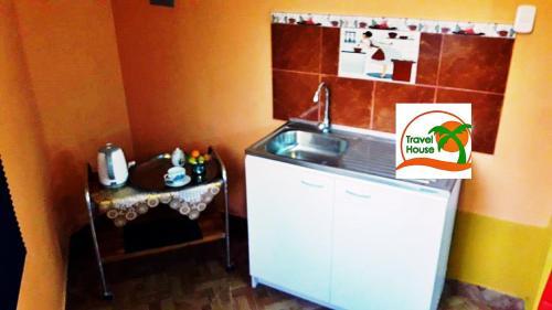 Hostal Travel House