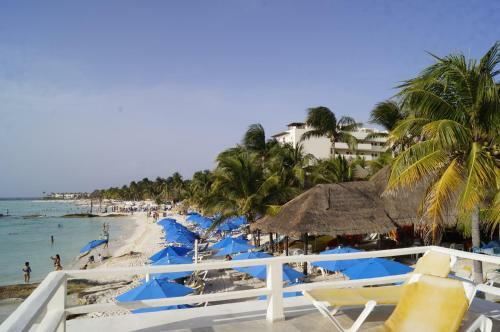 Chichis And Charlies Beachfront Hotel